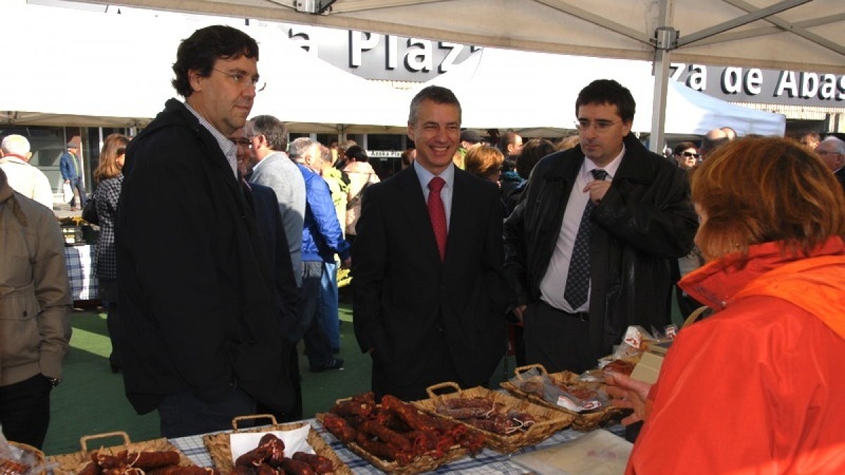 2011-11-17 Urkullu y candidaturas en el Mercado de Abastos de Gasteiz