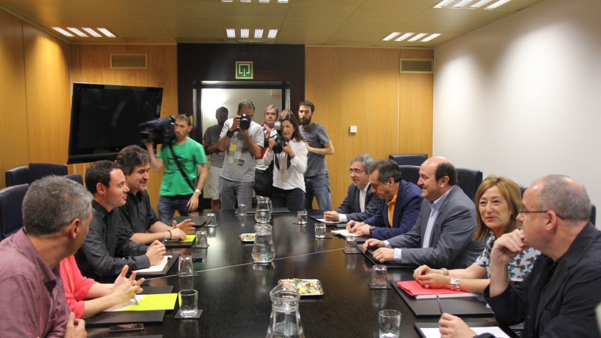 Reuniones de EAJ-PNV con EH Bildu y PP