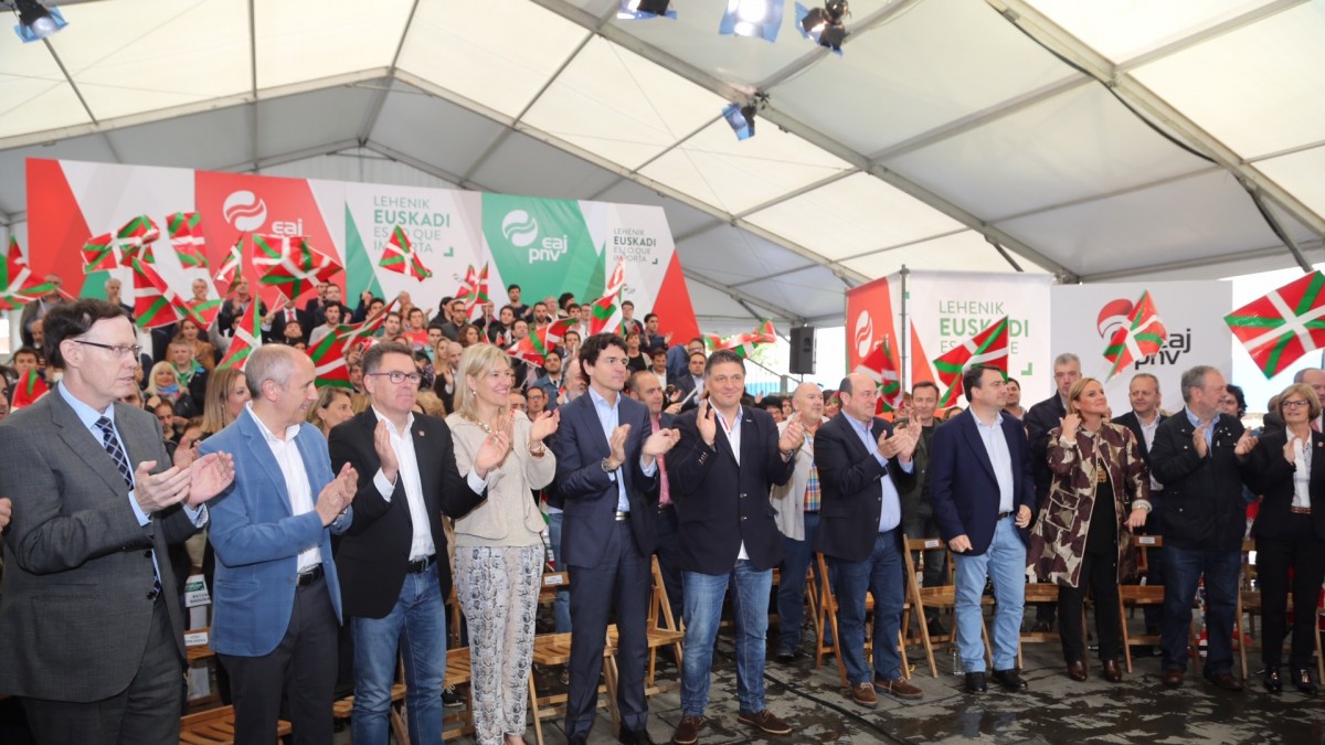 Acto en Basauri. Itxaso Atutxa, Aitor Esteban, Andoni Ortuzar