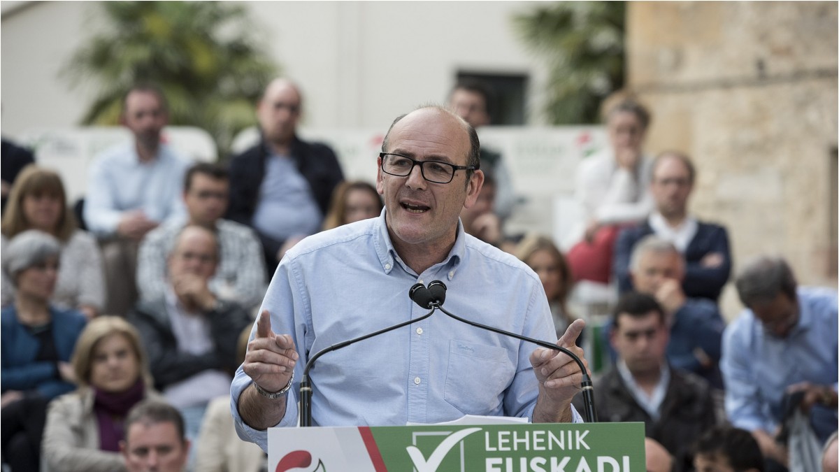 Acto en Bergara. Joseba Agirretxea, Joseba Egibar, Andoni Ortuzar