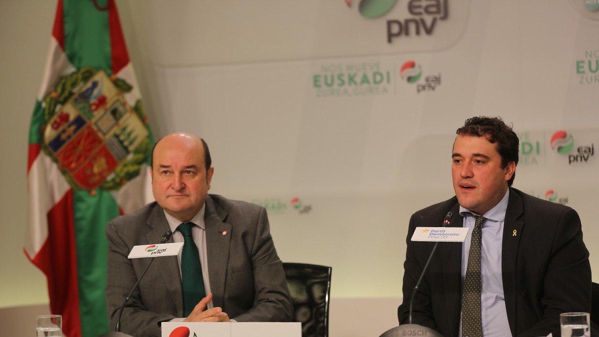 Firma acuerdo de colaboración EAJ-PNV y PDeCAT