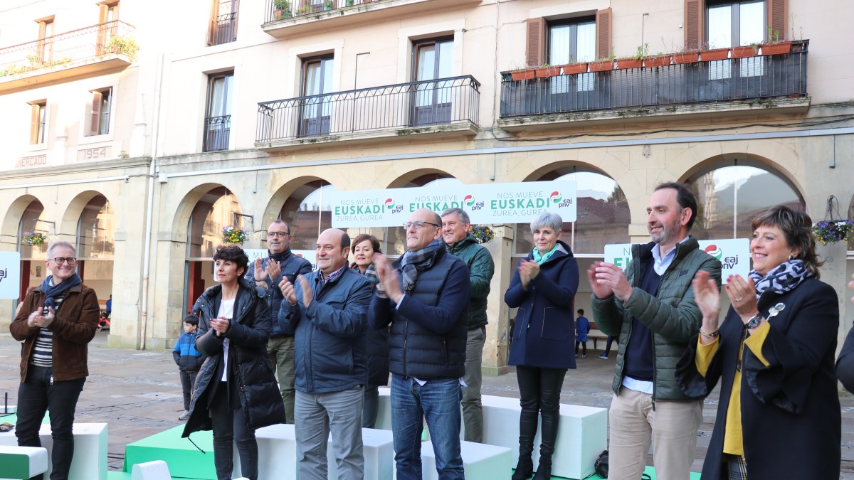 Mitin Zumarraga. Andoni Ortuzar, Maribel Vaquero, Joseba Agirretxea 