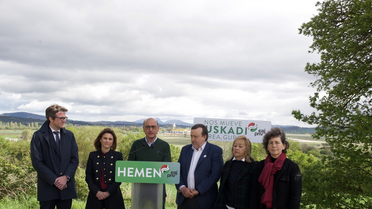 Acto sectorial sobre Aeropuerto Foronda. Mikel Legarda, Almudena Otaola. Estarrona