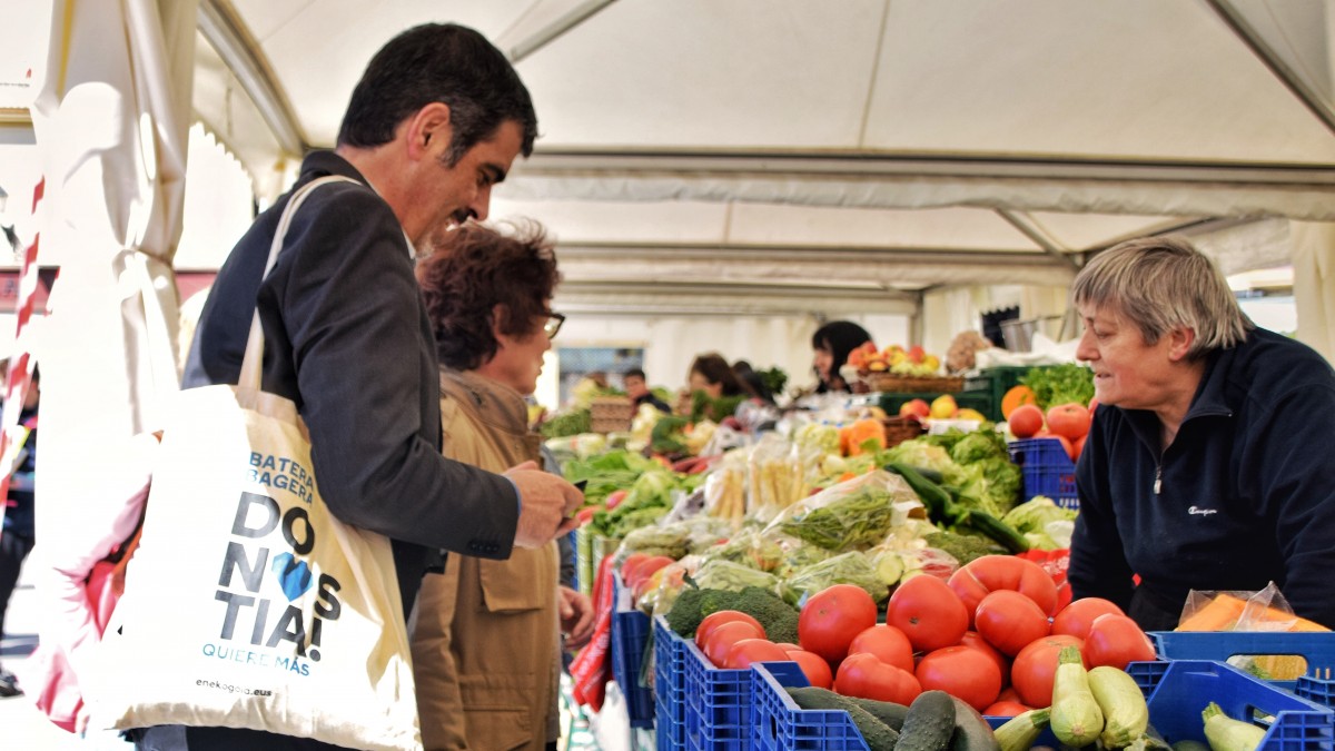 Eneko Goia plantea que Donostia sea una ciudad libre de bolsas de plástico en 2021