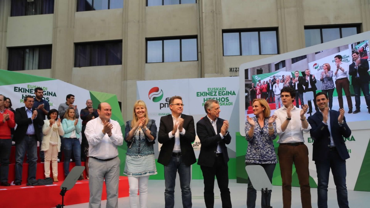 Ortuzar previene en Getxo contra la amenaza del PP vasco, cuyos candidatos esconden la sigla tras la que se ocultan Rajoy, Rato y Rus