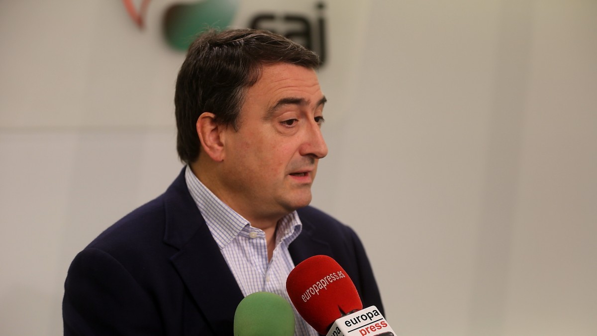 Aitor Estebanek uste du Rajoy eta Sánchezen arteko bilera 