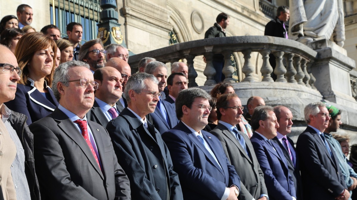 EAJ-PNV secunda los cinco minutos de silencio por los atentados terroristas de París