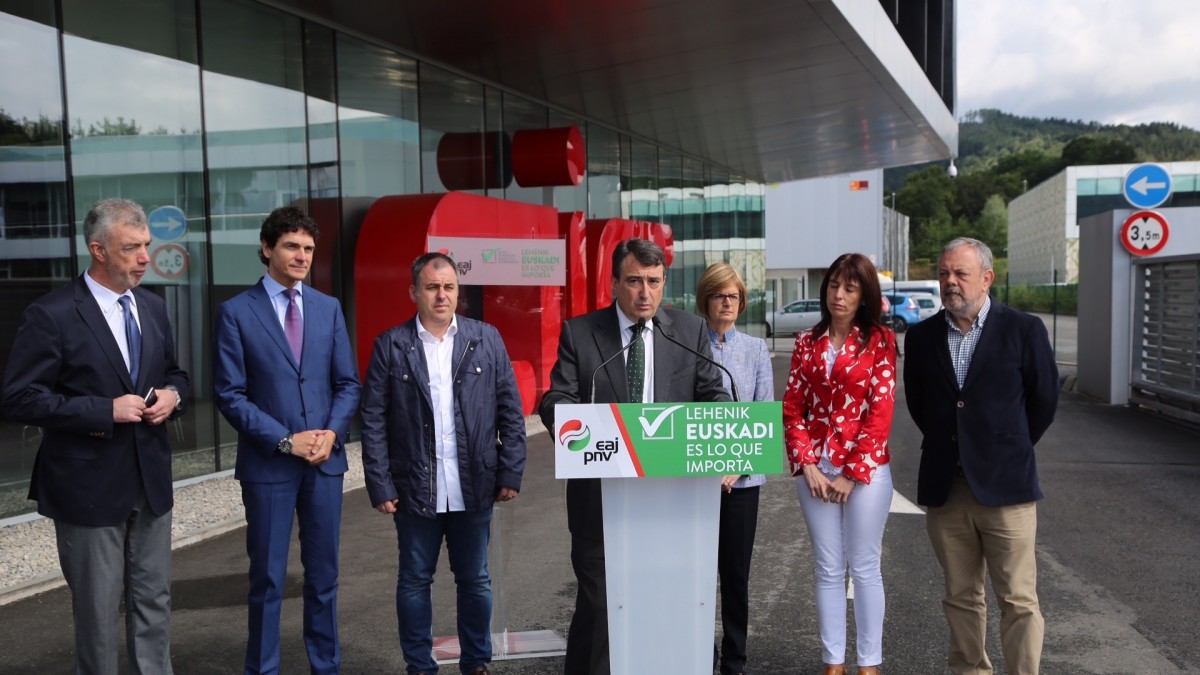 Aitor Esteban ofrece la ayuda e interlocución del grupo parlamentario vasco a las empresas y trabajadores de la I+D+I de Euskadi