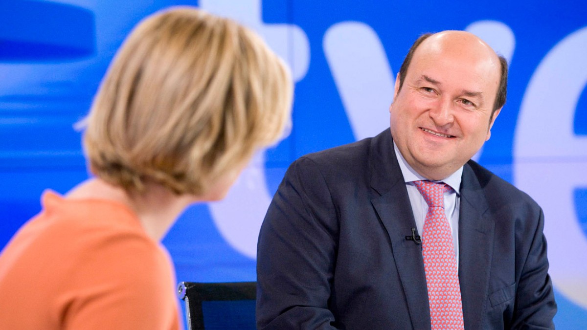Ortuzar: “La llave de la gobernabilidad la tiene el PSOE, pero Rajoy debe poner reformas sobre la mesa si quiere ser investido”