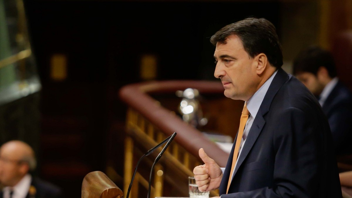 Aitor Estebanek Pablo Iglesiasi: “Gaur egun dagoen Gobernuarekiko distantzia oso handia izan arren, zure ekimenaren funtsak eta aurkezteko moduek ez digute inolako konfiantzarik sortarazten”