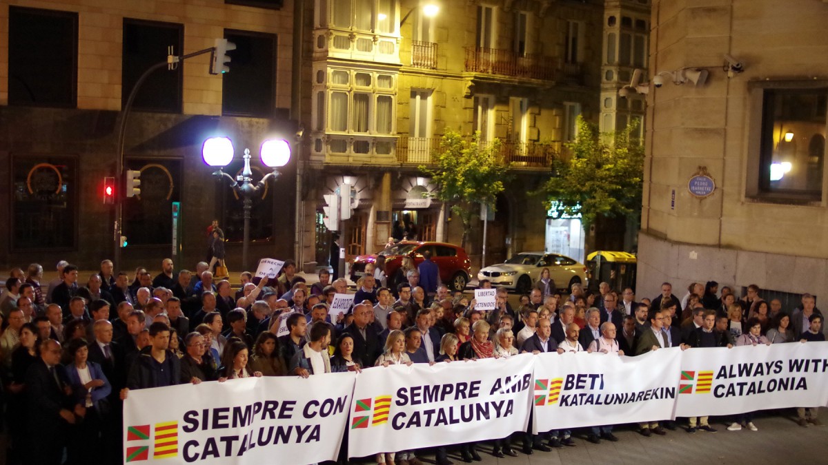 EAJren Aberri Batzarrak 155aren eta atxiloketen aurkako kontzentrazioa egin du ‘Beti Kataluniarekin‘ leloaz