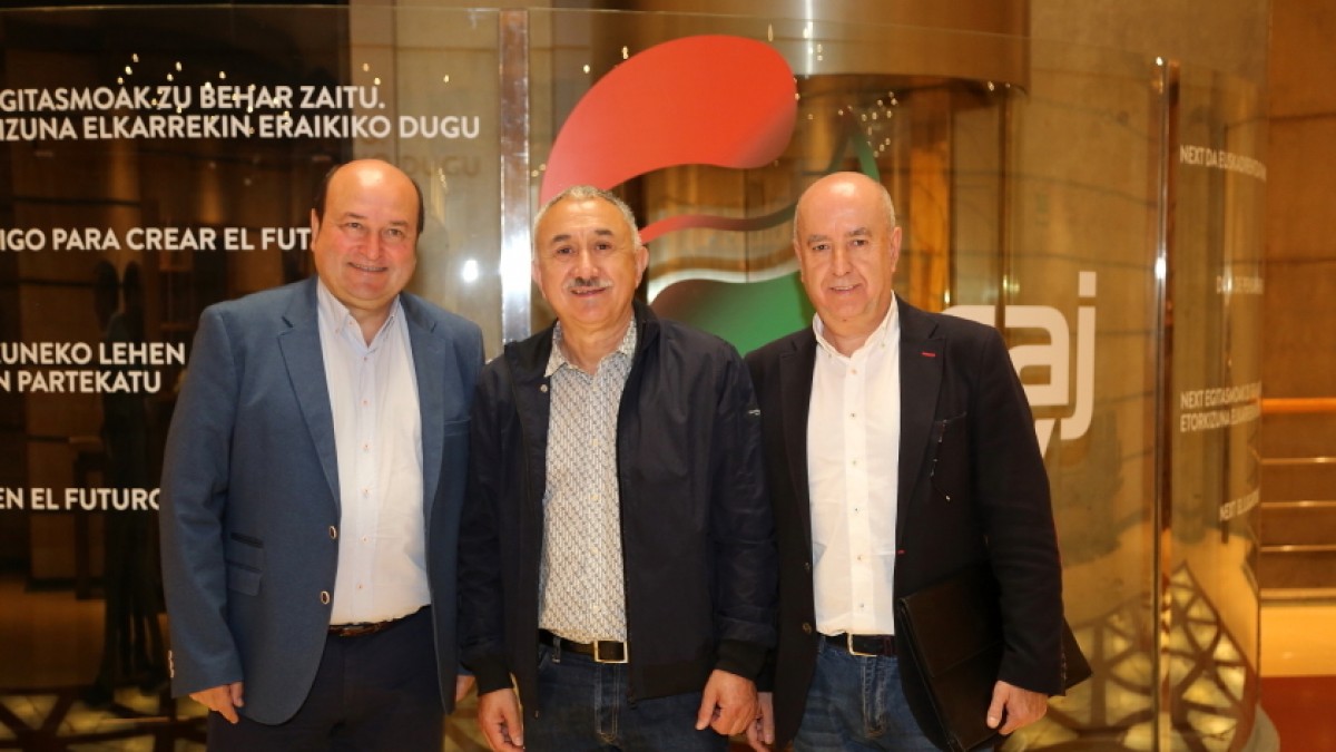 Andoni Ortuzar recibe en Sabin Etxea al secretario general de UGT, Pepe Álvarez