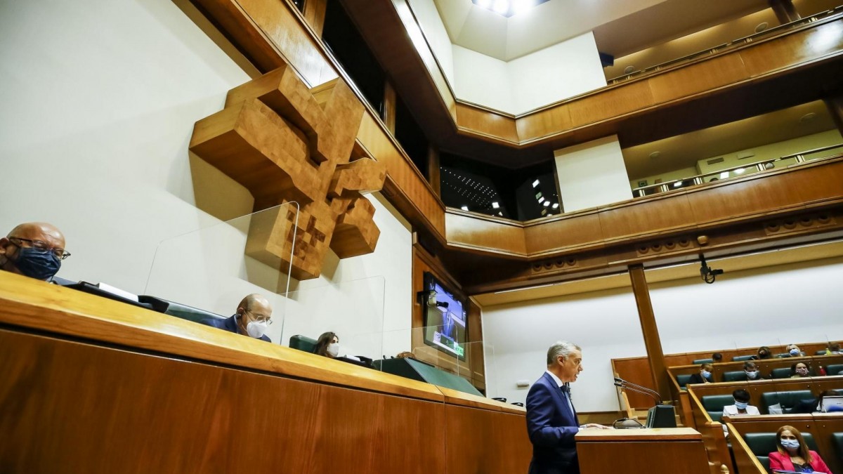 Gobernu akordioa aurkeztu du Urkulluk, pandemiaren aurkako jarduna, enplegua sortzeko lana, gizarte babesa eta Autogobernuan sakontzea lehenesten dituena 