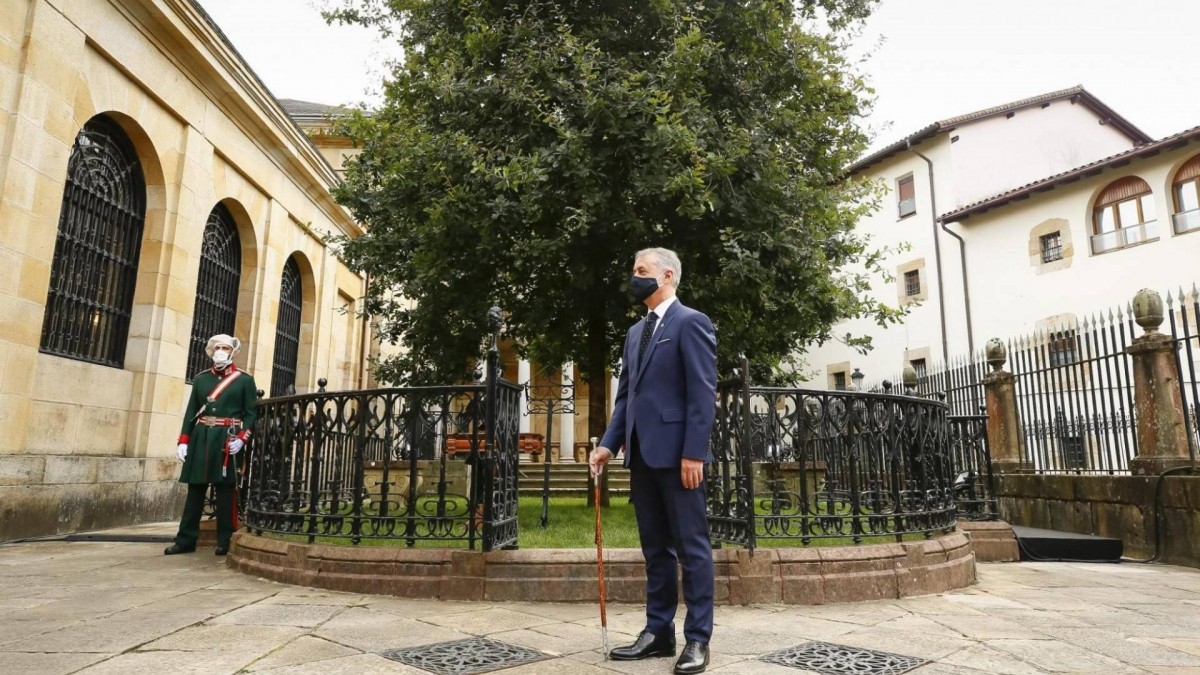 Urkullu jura su cargo bajo el Árbol de Gernika