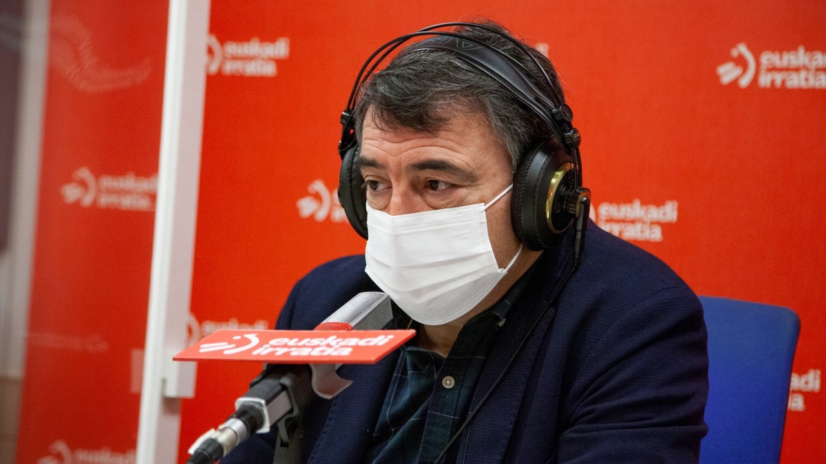 Aitor Estebanek “larri” jo ditu Juan Carlos I.ak Ogasunarekin dituen arazoak, eta  egin duen dirutzaren jatorria “argitzea” exijitu du  