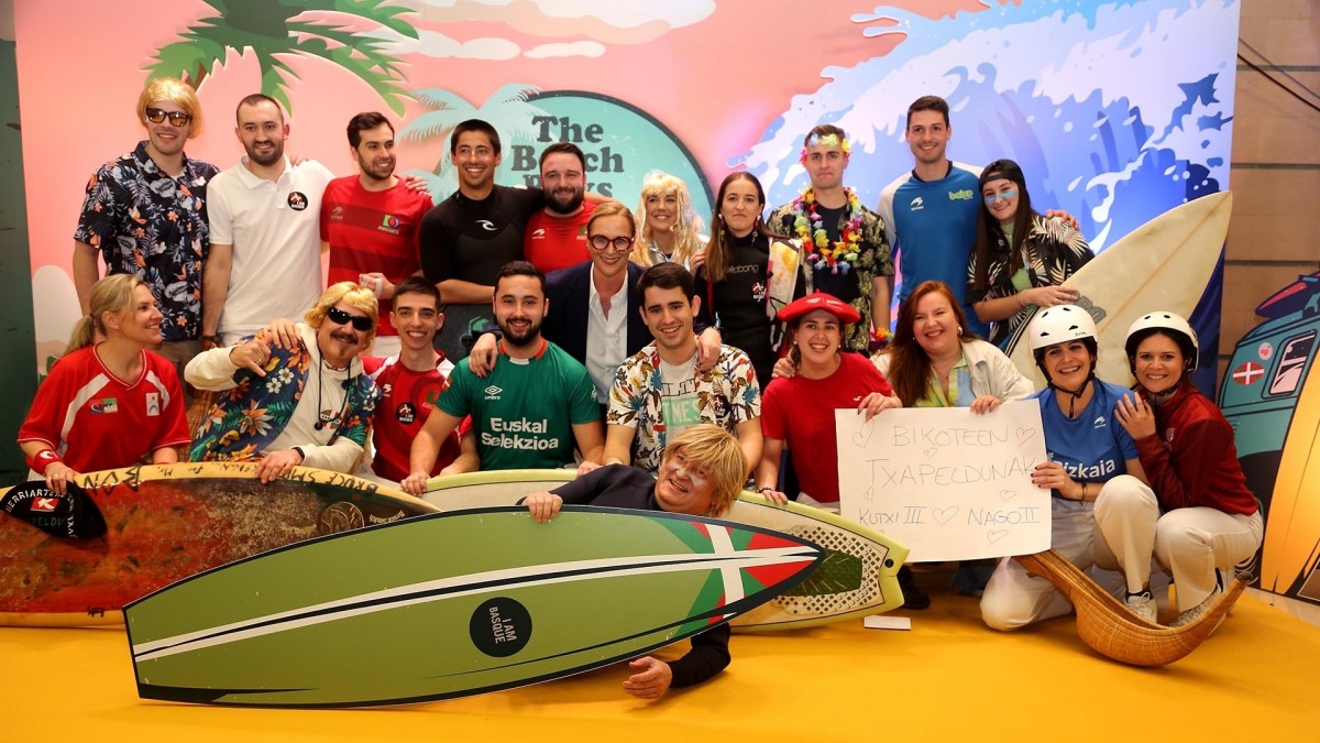 'The Beach Boys & The Jai Alai Girls', broche de oro a la fiesta de las selecciones vascas de surf y pelota