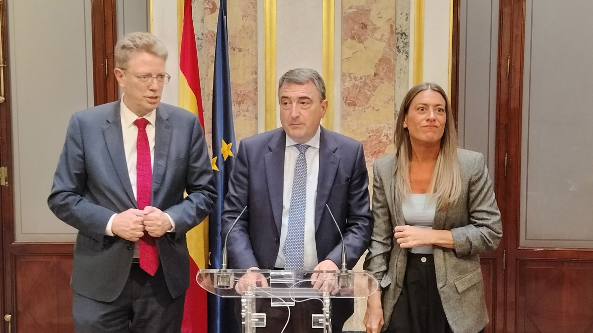 EAJ, Junts eta PDeCAT  elkarrekin agertu dira Etxebizitza Legeak eskuduntzak inbaditzen dituela salatzeko