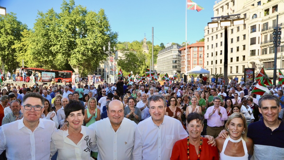 EAJ-PNV reivindica el Grupo Vasco como “símbolo de la defensa de Euskadi en Madrid” en el 129 aniversario de la Ikurriña