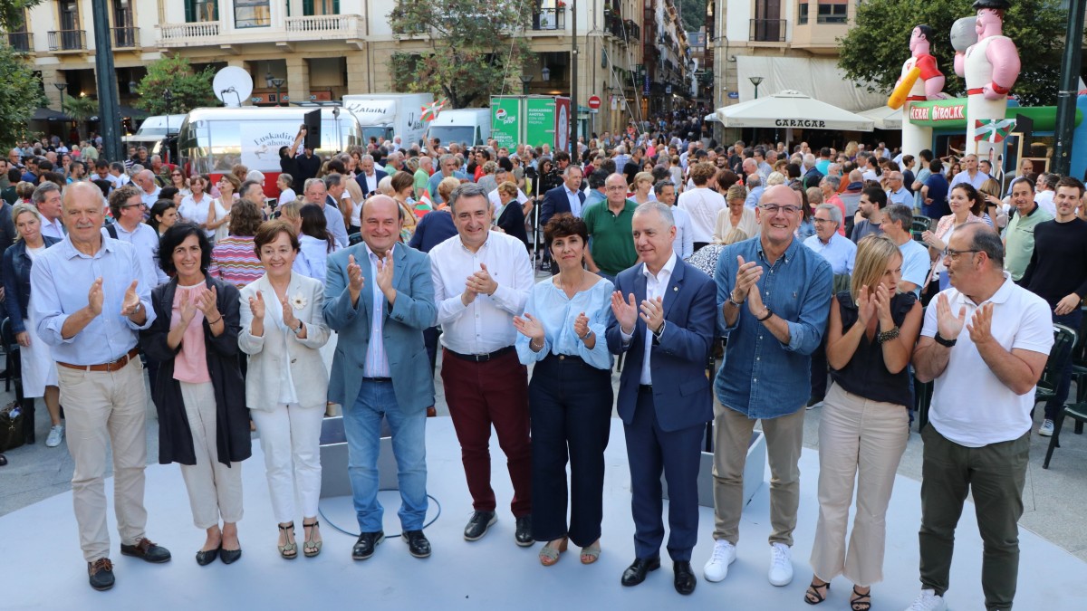 EAJ-PNV previene en Donostia contra quien “viene a Euskadi una hora, echa un mitin, se va… y si te he visto no me acuerdo”