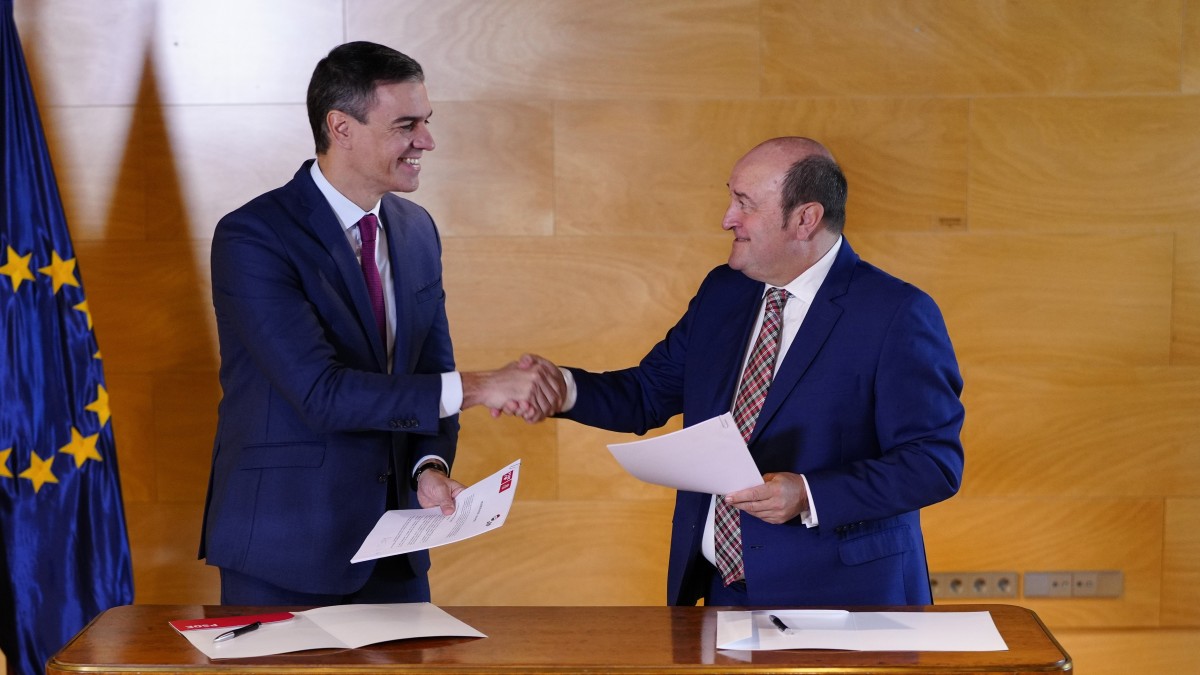 EAJ-PNV acuerda con el PSOE negociar el reconocimiento nacional de Euskadi, culminar definitivamente el Estatuto de Gernika y la prevalencia de los convenios vascos