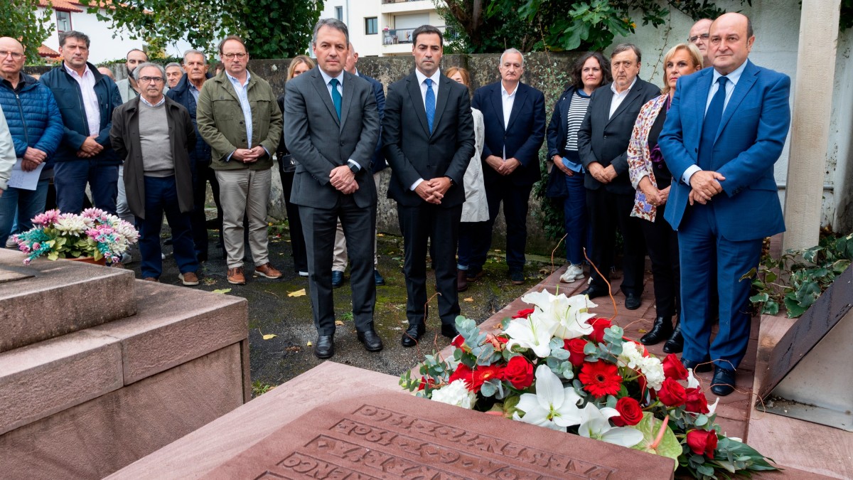 El EBB se reúne en Donibane Lohizune y rinde tributo al Lehendakari Agirre en el 88º aniversario de la constitución del primer Gobierno Vasco