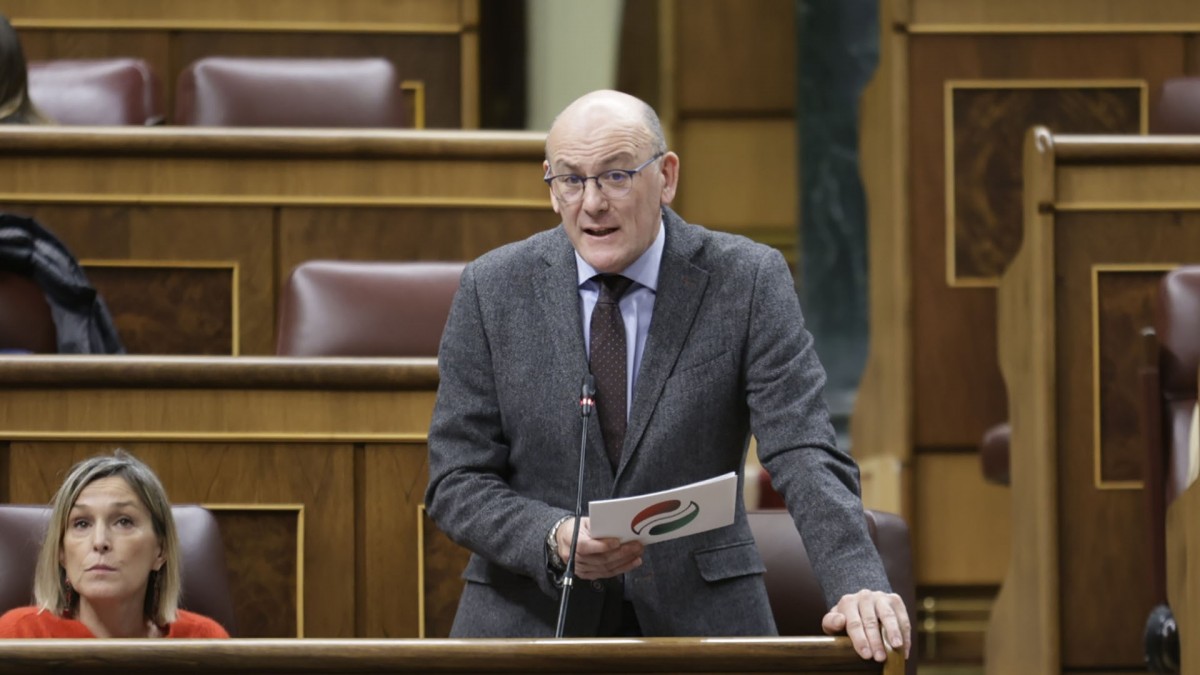 Senegalen amarratuta jarraitzen duten euskal kanabera arrantzako atunontzien egora “jasanezina” konpon dezala exijitu dio euskal taldeak Gobernuari