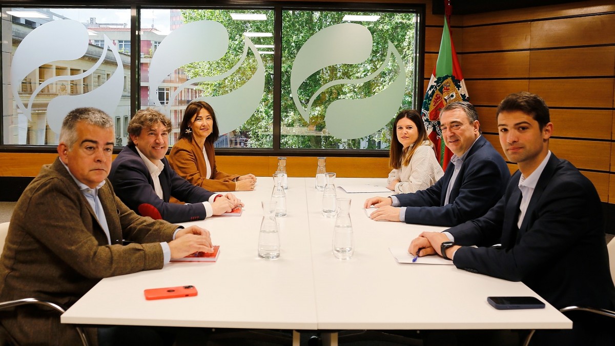 Aitor Esteban recibe a Eneko Andueza en Sabin Etxea