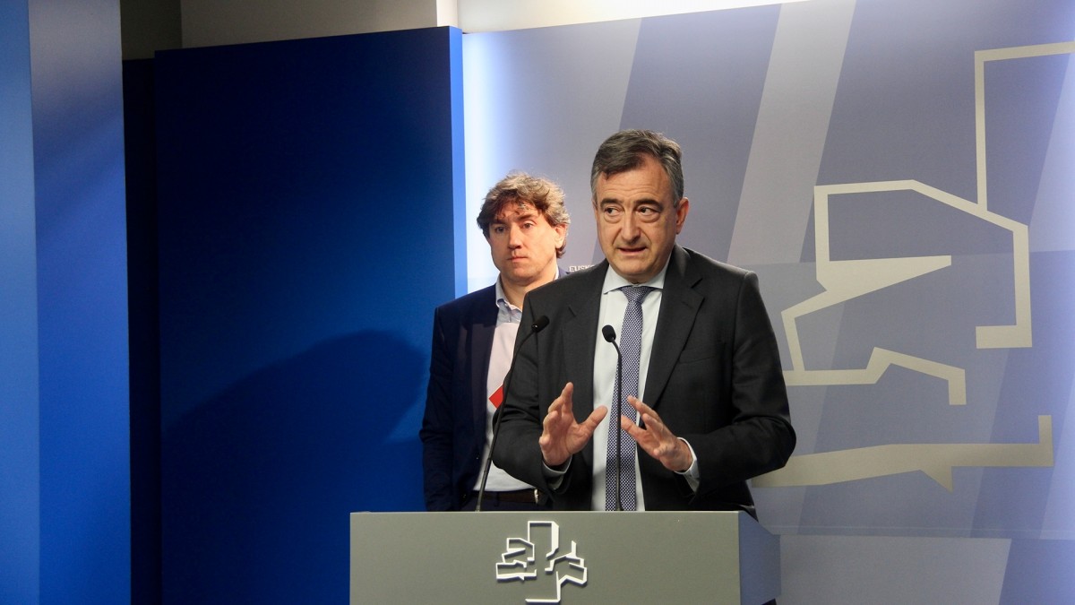 Etxebizitza-eskaintza handitzeko lege-ekimena aurkeztu dute EAJ-PNVk eta PSE-EEk