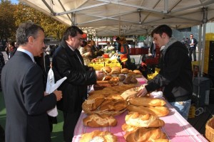 Urkullu y las candidaturas de Araba en el Mercado de Abastos de Gasteiz