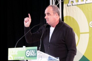 Arantxa Tapia y Joseba Egibar en el acto político de la plaza Gaskuña del Antiguo