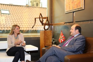 Andoni Ortuzar eta Arantza Quirogaren arteko topaketa Sabin Etxean