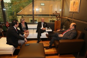 Andoni Ortuzar con el Embajador y la Consúl de Belgica en Bilbao, Jan De Bock  Sylvie Lagneaux