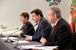 Arantxa Tapìa, Aitor Esteban eta Pedro Azpiazu energi erreformari buruz