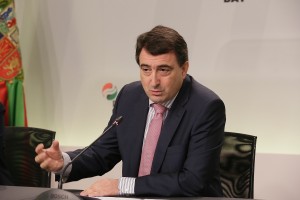 Arantxa Tapìa, Aitor Esteban eta Pedro Azpiazu energi erreformari buruz