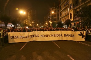 Milaka pertsona manifestatu dira Bilbon giza eskubide, konponbidea eta bakearen alde