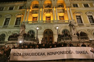 Miles de personas se manifiestan en Bilbao en favor de los derechos humanos, el acuerdo y la paz