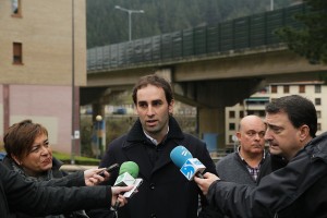 El Grupo vasco junto con el Alcalde de Ugao Miraballes Ekaitz Mentxaka