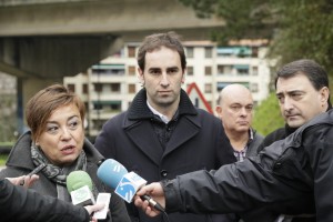 El Grupo vasco junto con el Alcalde de Ugao Miraballes Ekaitz Mentxaka