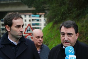 El Grupo vasco junto con el Alcalde de Ugao Miraballes Ekaitz Mentxaka