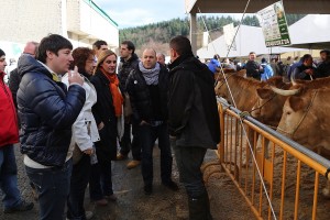 Itxaso Atutxa, Unai Rementeria e Irene Pardo con representantes de EAJ PNV de Durangaldea en Abadiño