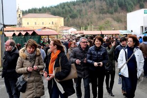 Itxaso Atutxa, Unai Rementeria eta Irene Pardo  Durangaldeako EAJ PNVren jendearekin Abadiñon
