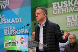 Izaskun Bilbao, Iñigo Urkullu, Andoni Ortuzar en el mitin de Eibar