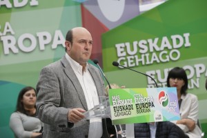 Izaskun Bilbao, Iñigo Urkullu, Andoni Ortuzar Eibarko ekitaldian