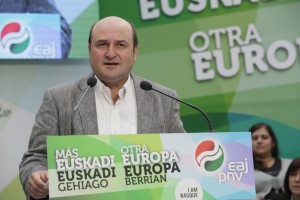 Izaskun Bilbao, Iñigo Urkullu, Andoni Ortuzar en el mitin de Eibar
