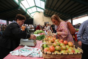 Ortuzar y Atutxa junto con otros miembros del EBB y Maria Uribe en el último lunes de Gernika