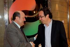 Andoni Ortuzar (EAJ-PNV) eta Josep Rull (CDC) Sabin Etxean