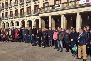 Representantes de EAJ PNV en el minuto de silencio por las víctimas de Paris