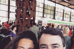 Aitor Esteban #barrutik | Lorea Bilbaorekin Durangoko Azokan liburuak erosten.