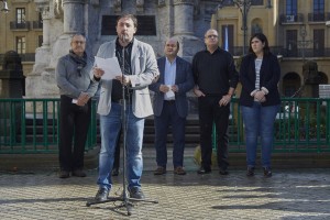 Manifiesto ante el monumento a los Fueros