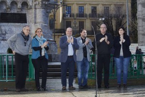 Manifiesto ante el monumento a los Fueros